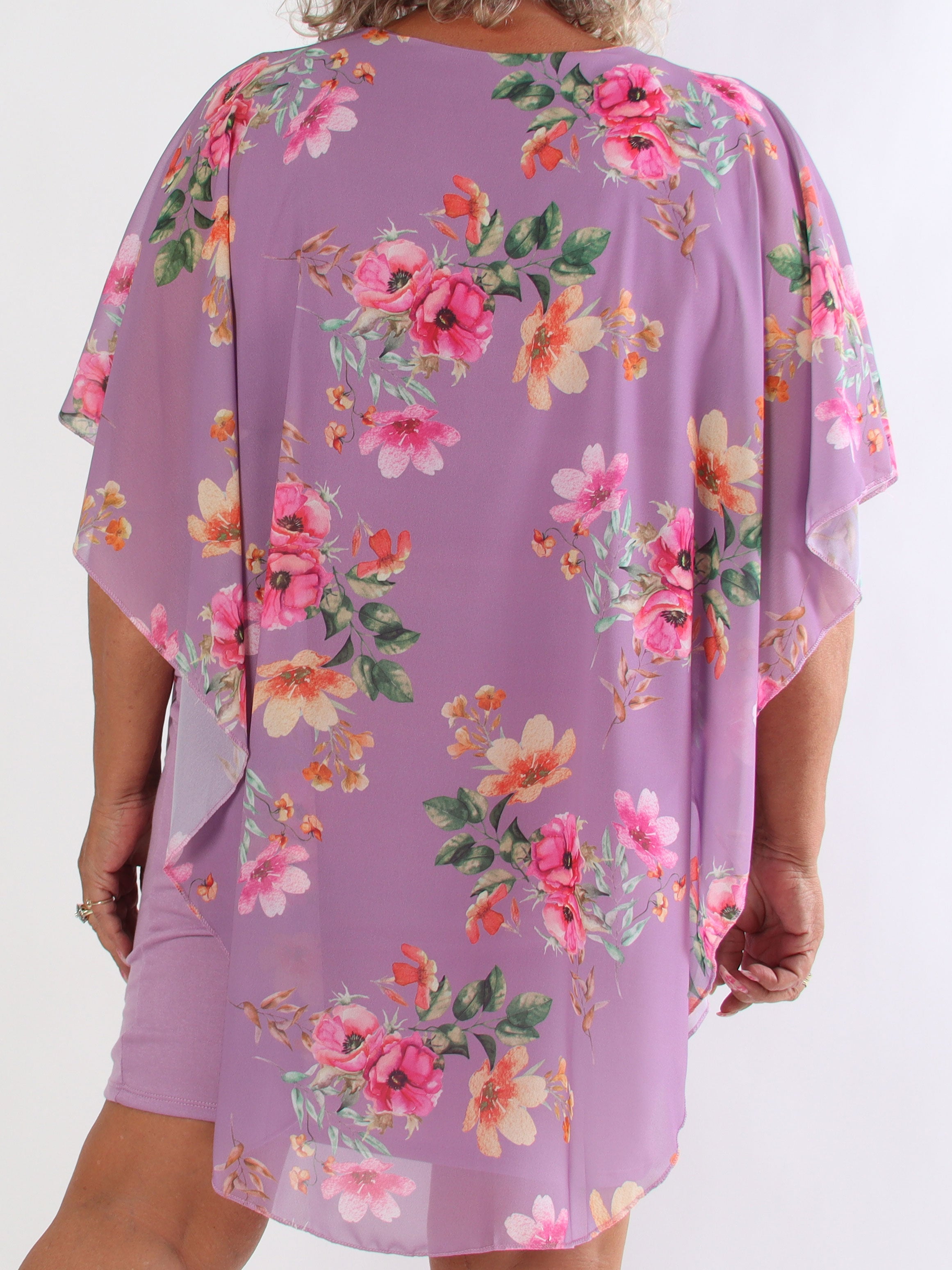 Kenya Fleur - Plus size kjole med et let blomstret chiffonstykke